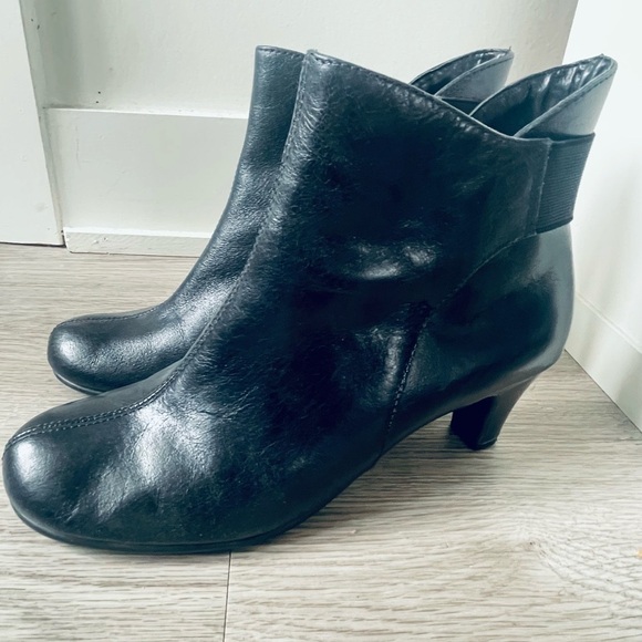 AEROSOLES Black Leather Round Toe Kitten Block Heels Ankle Comfy Booties  7.5 - Picture 4 of 15